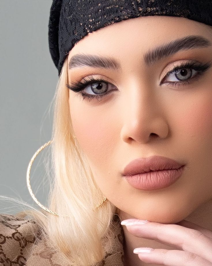 میکاپ ساده و شیک | ۲۰ مدل میکاپ ساده و شیک دخترونه برای مهمانی‌های اداری و رسمی + ۸ ترفند طلایی آرایش لایت!