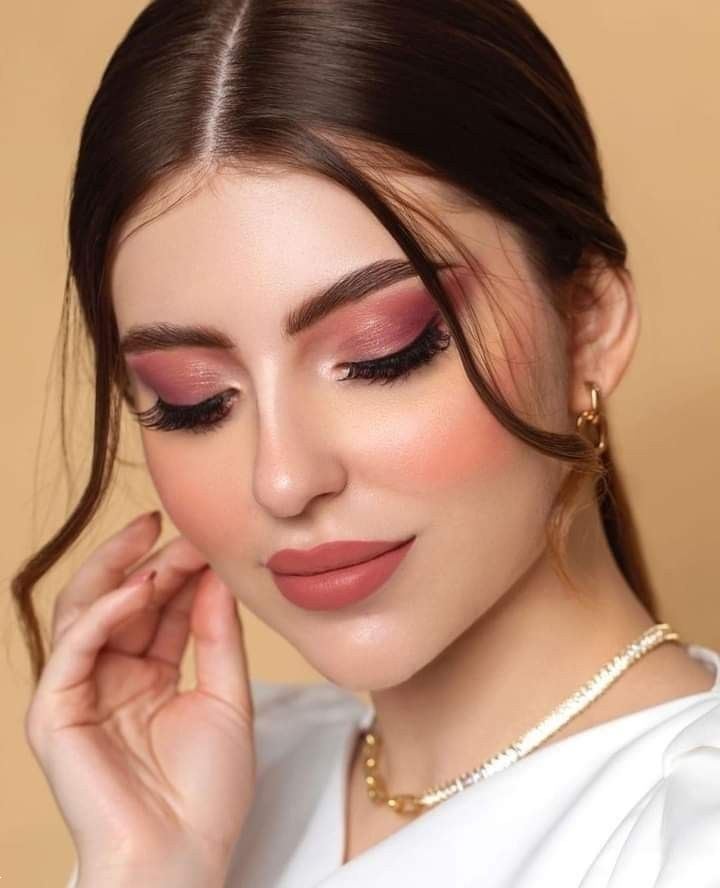 میکاپ ساده و شیک | ۲۰ مدل میکاپ ساده و شیک دخترونه برای مهمانی‌های اداری و رسمی + ۸ ترفند طلایی آرایش لایت!