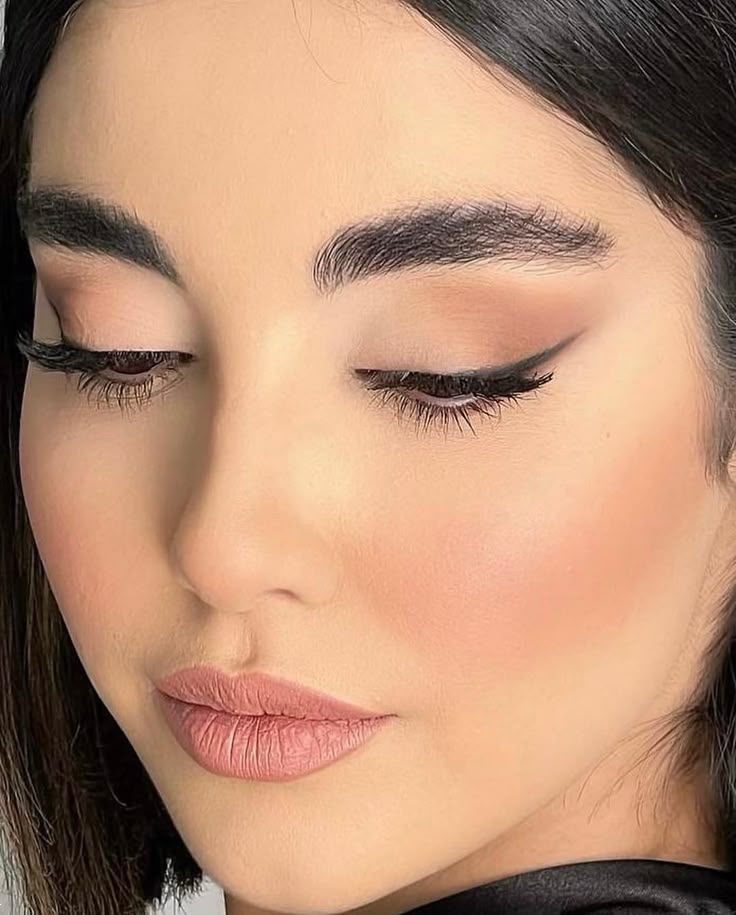 میکاپ ساده و شیک | ۲۰ مدل میکاپ ساده و شیک دخترونه برای مهمانی‌های اداری و رسمی + ۸ ترفند طلایی آرایش لایت!