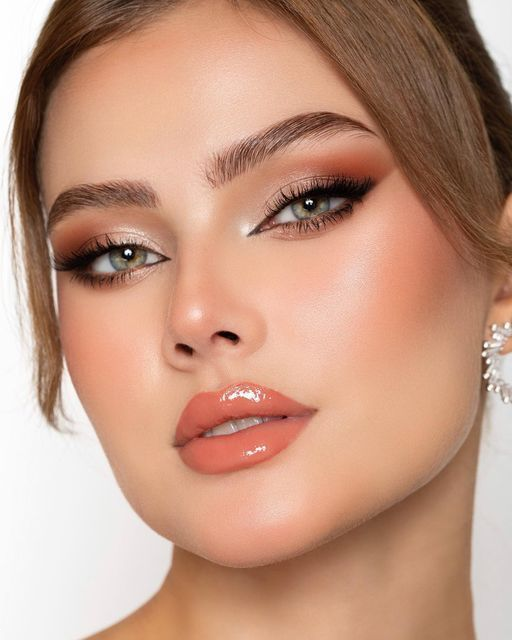 میکاپ ساده و شیک | ۲۰ مدل میکاپ ساده و شیک دخترونه برای مهمانی‌های اداری و رسمی + ۸ ترفند طلایی آرایش لایت!