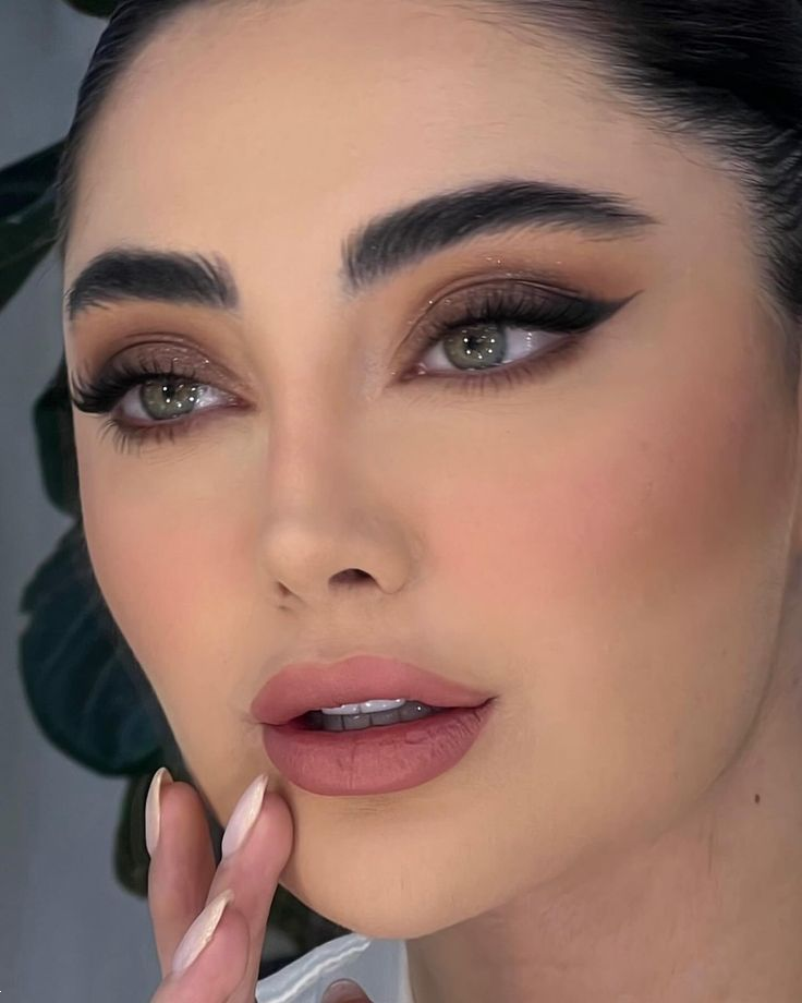 میکاپ ساده و شیک | ۲۰ مدل میکاپ ساده و شیک دخترونه برای مهمانی‌های اداری و رسمی + ۸ ترفند طلایی آرایش لایت!