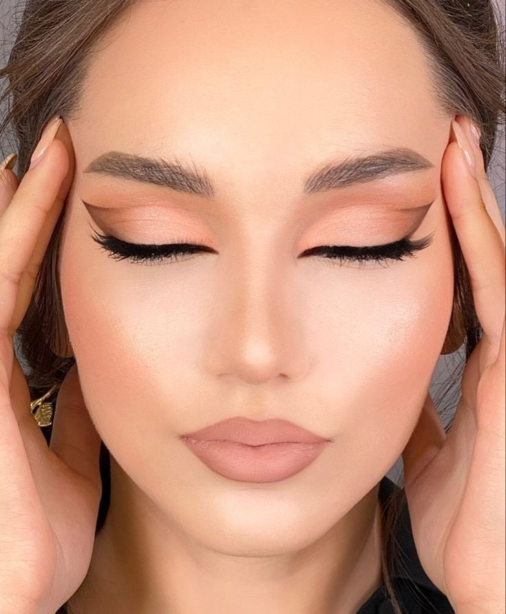 میکاپ ساده و شیک | ۲۰ مدل میکاپ ساده و شیک دخترونه برای مهمانی‌های اداری و رسمی + ۸ ترفند طلایی آرایش لایت!