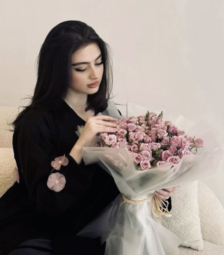 عکس دختر با دسته گل | 30 ایده عکاسی و عکس دختر با دسته گل برای پروفایل