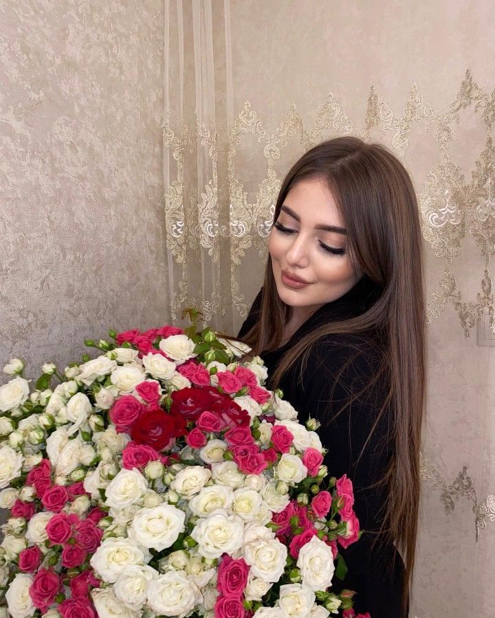 عکس دختر با دسته گل | 30 ایده عکاسی و عکس دختر با دسته گل برای پروفایل