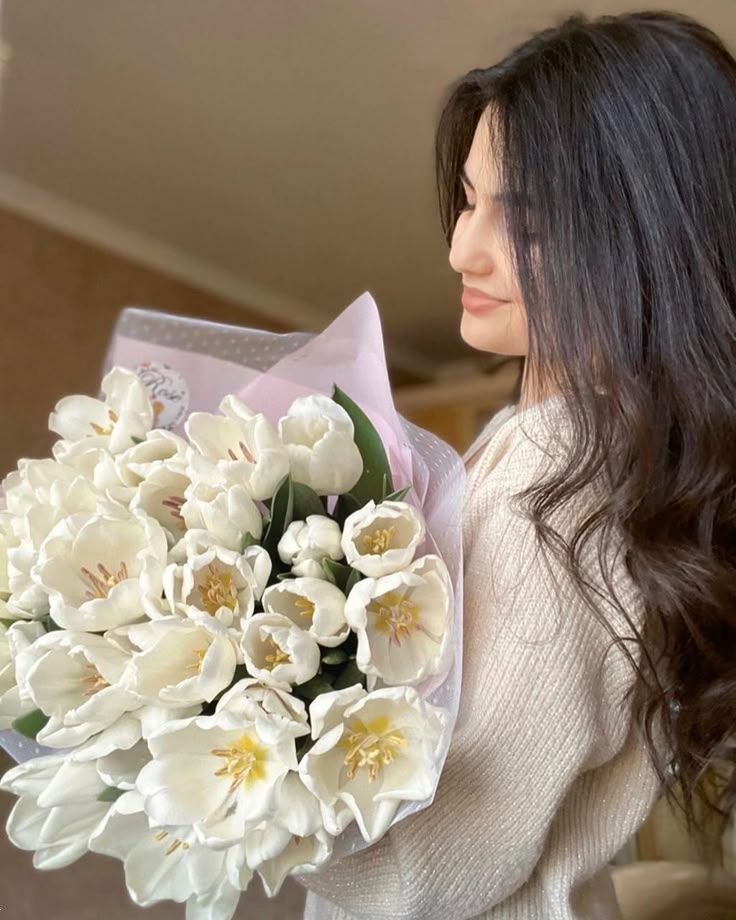 عکس دختر با دسته گل | 30 ایده عکاسی و عکس دختر با دسته گل برای پروفایل