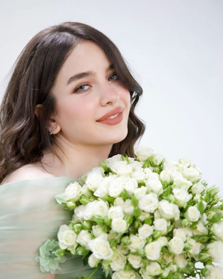 عکس دختر با دسته گل | 30 ایده عکاسی و عکس دختر با دسته گل برای پروفایل