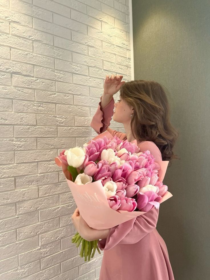 عکس دختر با دسته گل | 30 ایده عکاسی و عکس دختر با دسته گل برای پروفایل