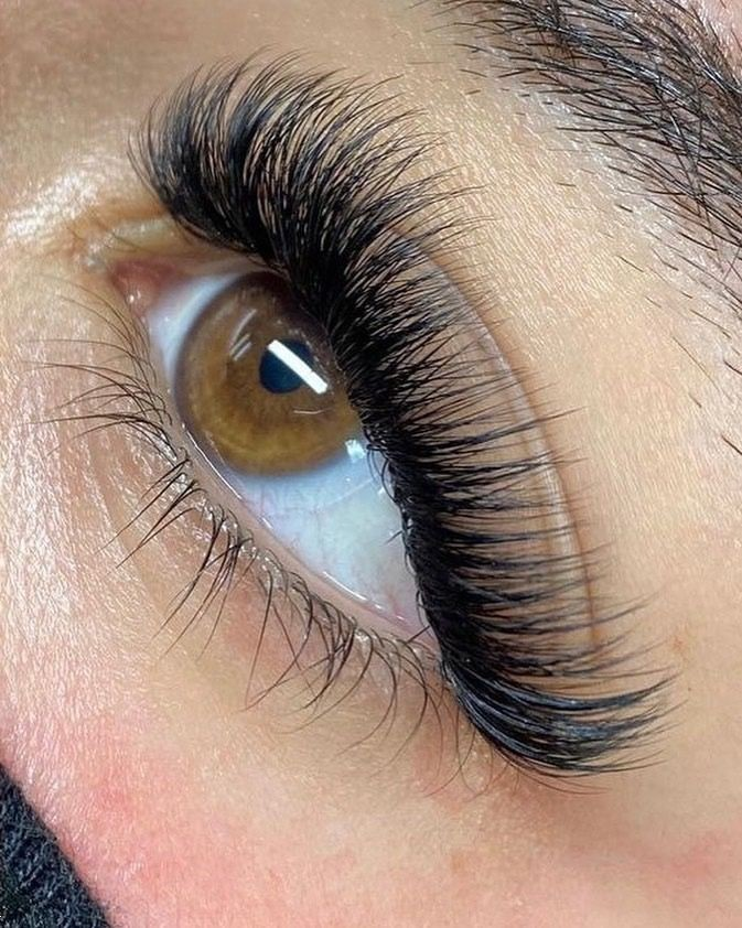 مدل اکستنشن مژه | ۳۰ مدل جدید و جذاب اکستنشن مژه برای چشمانی خیره‌کننده و طبیعی ۱۴۰۴ 【اسپایکی، گربه ای، کلاسیک، والیوم، عروسکی، سنجابی】