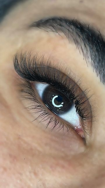 مدل اکستنشن مژه | ۳۰ مدل جدید و جذاب اکستنشن مژه برای چشمانی خیره‌کننده و طبیعی ۱۴۰۴ 【اسپایکی، گربه ای، کلاسیک، والیوم، عروسکی، سنجابی】