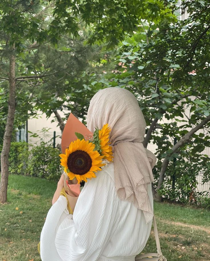 عکس دختر با گل آفتابگردان | 30 ژست عکس دختر با گل آفتابگردان در مزرعه و با دسته گل