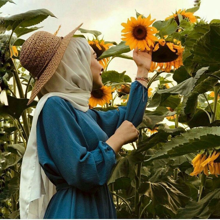 عکس دختر با گل آفتابگردان | 30 ژست عکس دختر با گل آفتابگردان در مزرعه و با دسته گل
