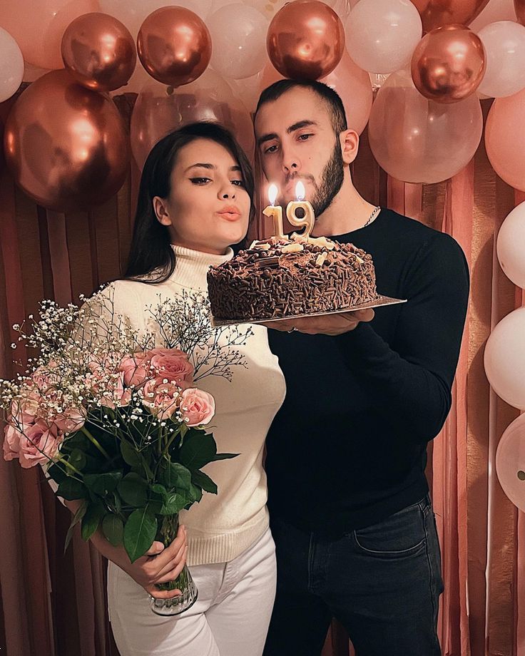 عکس تولد عاشقانه دونفره | 30 ژست عکاسی تولد عاشقانه دونفره خاص و جدید در خانه