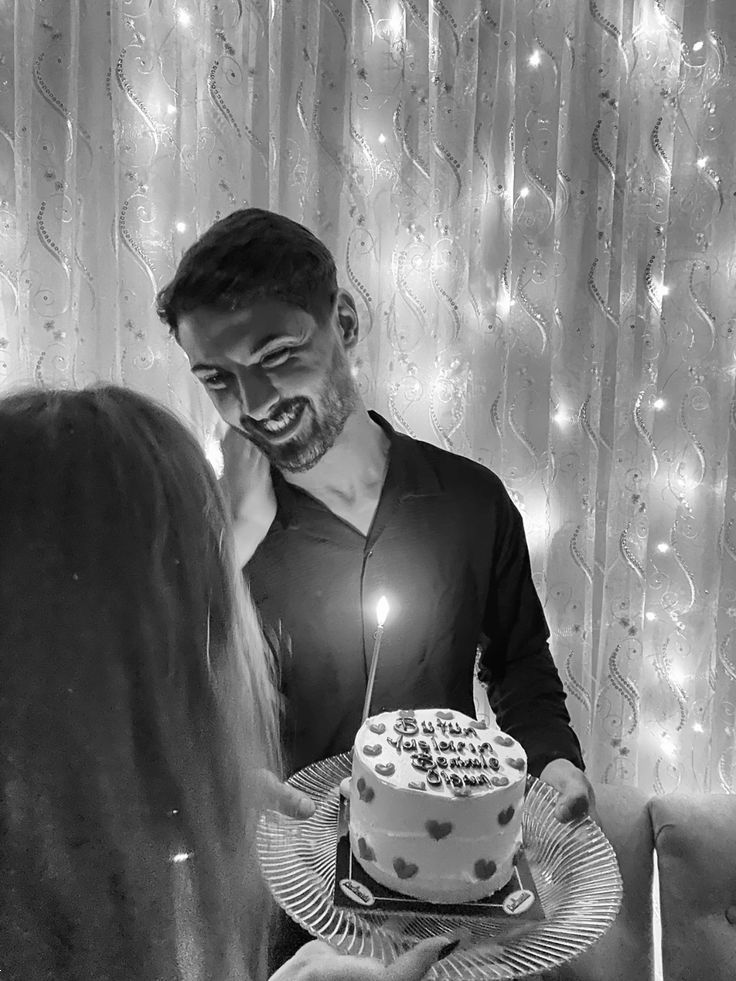 عکس تولد عاشقانه دونفره | 30 ژست عکاسی تولد عاشقانه دونفره خاص و جدید در خانه