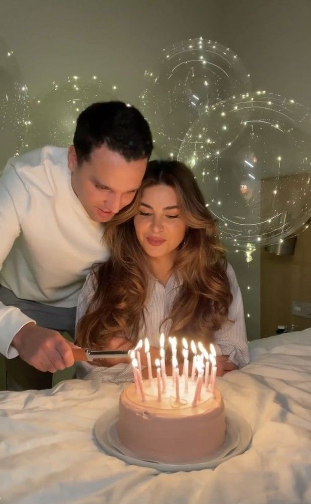 عکس تولد عاشقانه دونفره | 30 ژست عکاسی تولد عاشقانه دونفره خاص و جدید در خانه