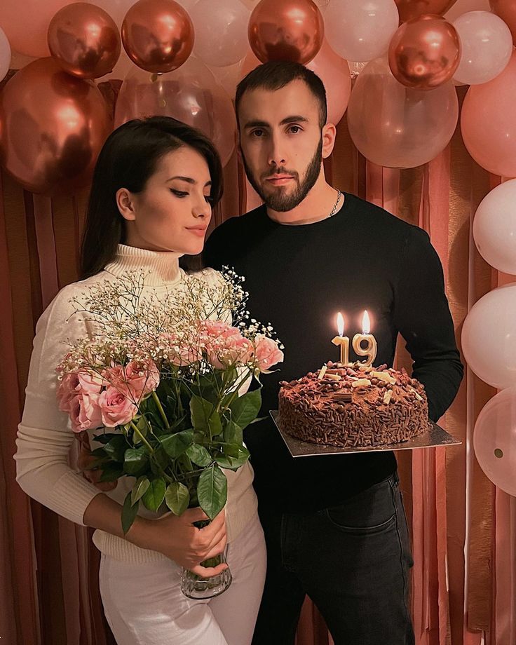 عکس تولد عاشقانه دونفره | 30 ژست عکاسی تولد عاشقانه دونفره خاص و جدید در خانه