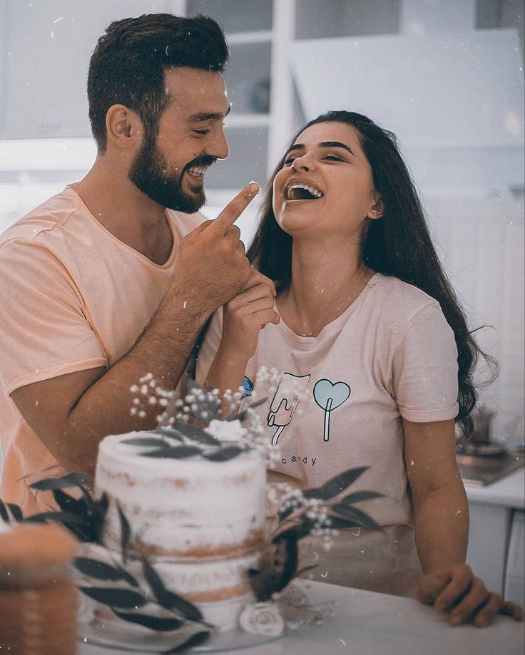 عکس تولد عاشقانه دونفره | 30 ژست عکاسی تولد عاشقانه دونفره خاص و جدید در خانه