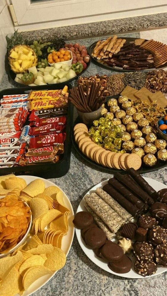 چیدمان خوراکی روی میز | 25 ایده جذاب چیدمان خوراکی روی میز برای تولد و دورهمی