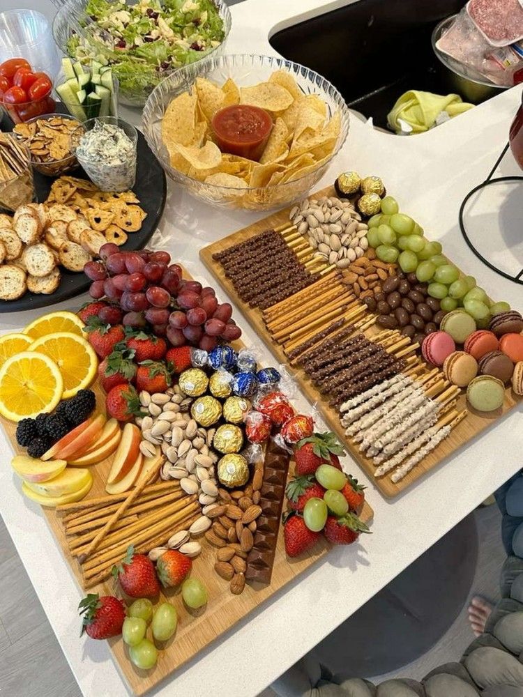 چیدمان خوراکی روی میز | 25 ایده جذاب چیدمان خوراکی روی میز برای تولد و دورهمی