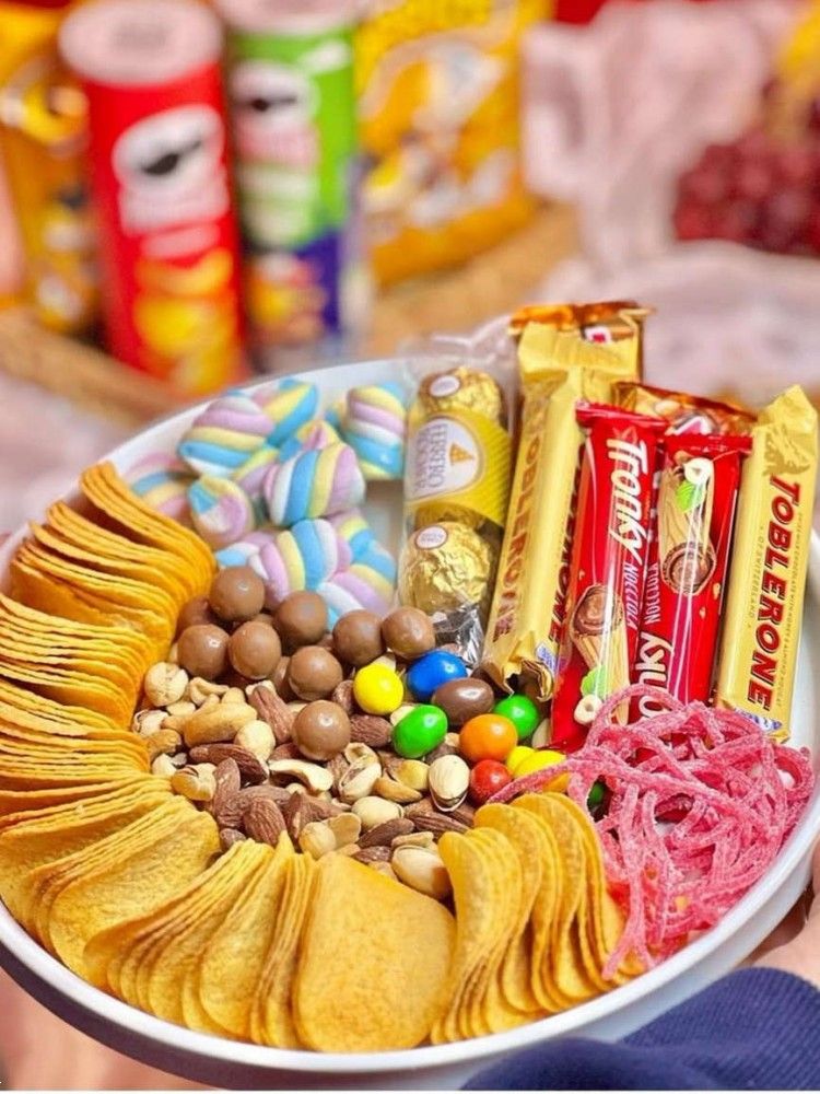 چیدمان خوراکی روی میز | 25 ایده جذاب چیدمان خوراکی روی میز برای تولد و دورهمی