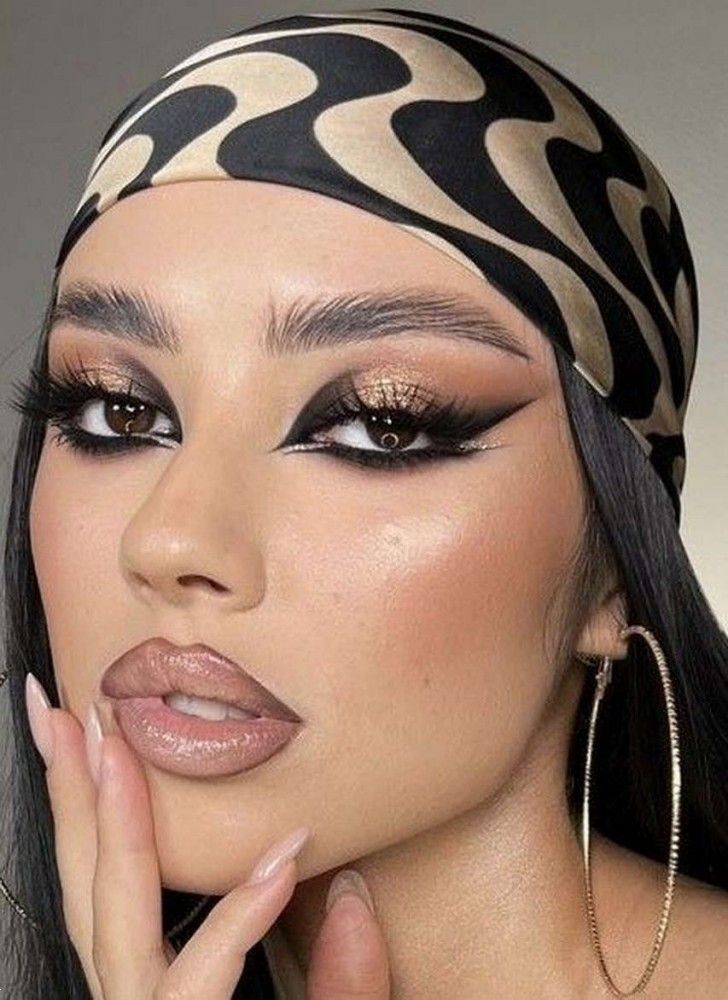 میکاپ دارک | میکاپ دارک دخترانه 1404 با رژ لب سیاه و سایه چشم های تیره و خاص برای همه سنین