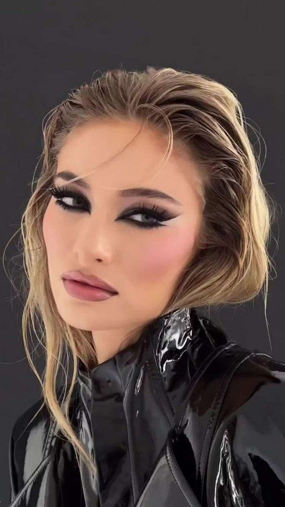 میکاپ دارک | میکاپ دارک دخترانه 1404 با رژ لب سیاه و سایه چشم های تیره و خاص برای همه سنین