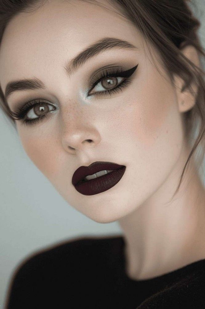 میکاپ دارک | میکاپ دارک دخترانه 1404 با رژ لب سیاه و سایه چشم های تیره و خاص برای همه سنین