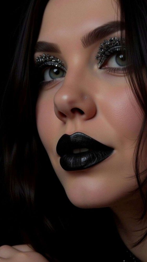 میکاپ دارک | میکاپ دارک دخترانه 1404 با رژ لب سیاه و سایه چشم های تیره و خاص برای همه سنین