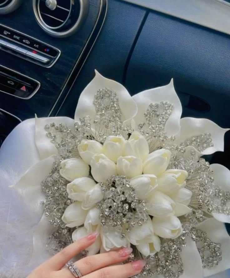 دسته گل سفید عروس | ۲۵ مدل خاص و لاکچری دسته گل سفید عروس برای عروس های شیک‌پسند ۲۰۲۵ با طرح های لوکس و دلبر+ نکات انتخاب!
