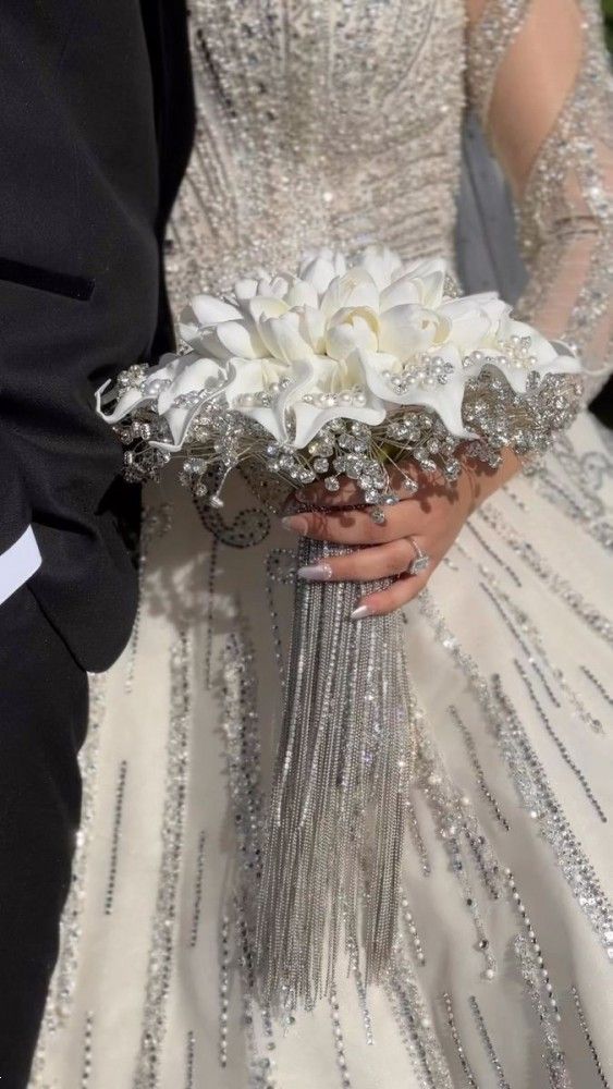 دسته گل سفید عروس | ۲۵ مدل خاص و لاکچری دسته گل سفید عروس برای عروس های شیک‌پسند ۲۰۲۵ با طرح های لوکس و دلبر+ نکات انتخاب!