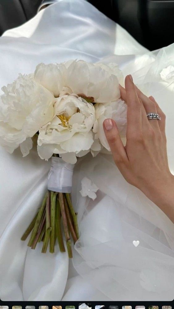 دسته گل سفید عروس | ۲۵ مدل خاص و لاکچری دسته گل سفید عروس برای عروس های شیک‌پسند ۲۰۲۵ با طرح های لوکس و دلبر+ نکات انتخاب!