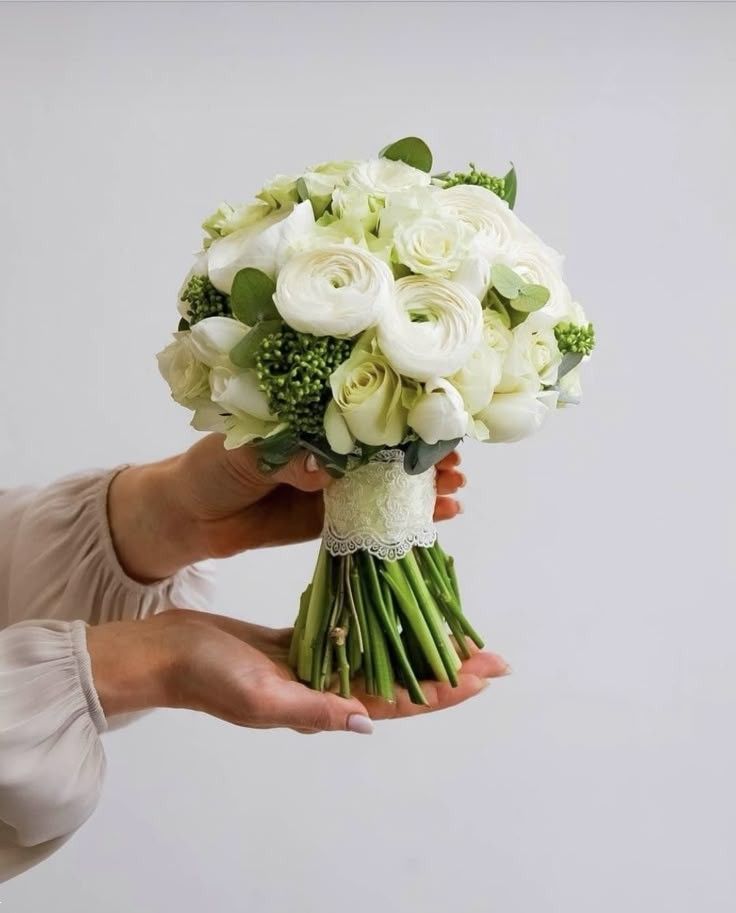 دسته گل سفید عروس | ۲۵ مدل خاص و لاکچری دسته گل سفید عروس برای عروس های شیک‌پسند ۲۰۲۵ با طرح های لوکس و دلبر+ نکات انتخاب!