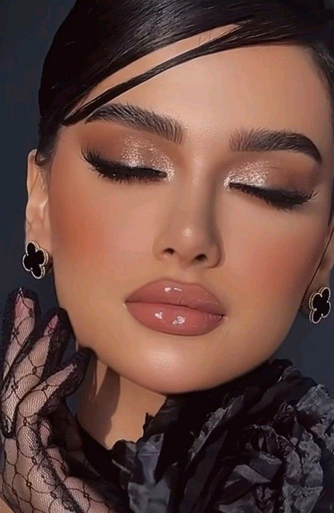 مدل آرایش با لباس مشکی | جذاب ترین و شیک ترین مدل آرایش با لباس مشکی مخصوص دلبری کردن نو عروس ها!