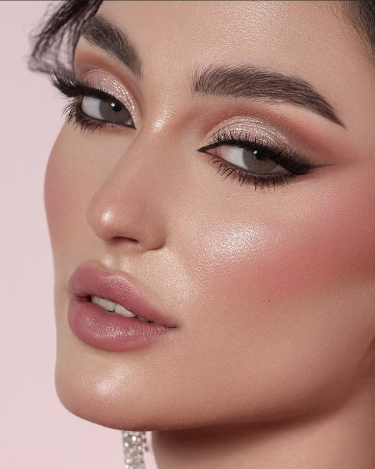 آرایش چشم عروس ۱۴۰۴ | ۲۵ مدل شیک و خاص آرایش چشم عروس ۱۴۰۴ برای چهره ای دل‌فریب و جذاب در شب عروسی! (از ملایم تا اسموکی حرفه‌ای، مناسب هر فرم چشم و صورتی)