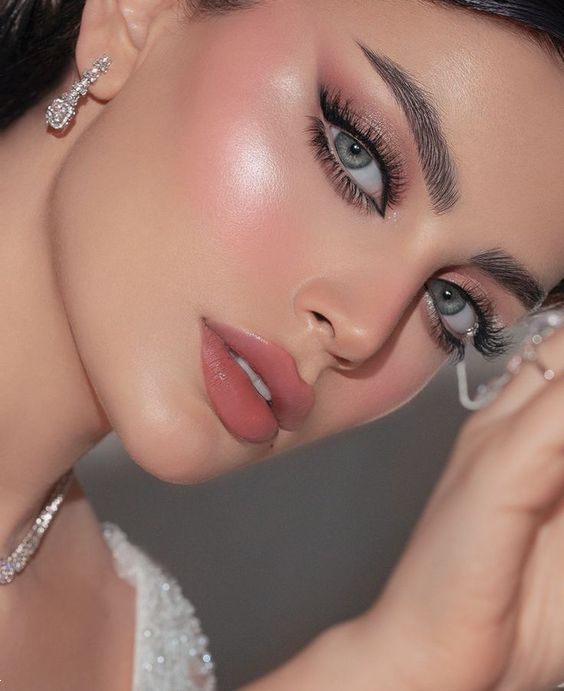 آرایش چشم عروس ۱۴۰۴ | ۲۵ مدل شیک و خاص آرایش چشم عروس ۱۴۰۴ برای چهره ای دل‌فریب و جذاب در شب عروسی! (از ملایم تا اسموکی حرفه‌ای، مناسب هر فرم چشم و صورتی)