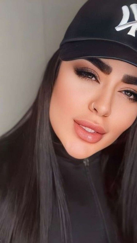 میکاپ با کلاه نقاب دار | 20 مدل میکاپ با کلاه نقاب دار برای عکاسی و مسافرت بسیار جذاب