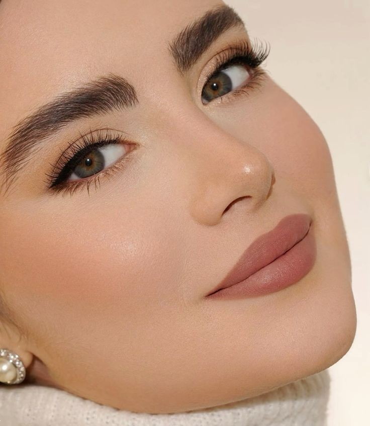 میکاپ روسی 2025 | از آرایش پوست تا سایه و لب، جذاب‌ترین استایل های مدل میکاپ روسی دخترانه و عروسانه! + نکات طلایی که باید بدانید!