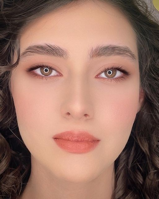 میکاپ روسی 2025 | از آرایش پوست تا سایه و لب، جذاب‌ترین استایل های مدل میکاپ روسی دخترانه و عروسانه! + نکات طلایی که باید بدانید!