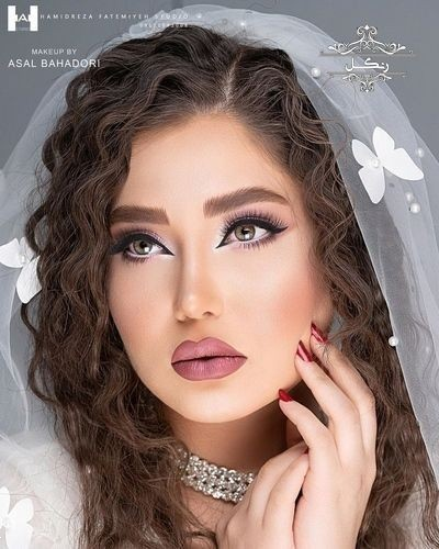 مدل جلو مو برای عروسی | ۳۰ ایده ساده و لاکچری مدل جلو مو برای عروسی از فرق وسط تا پیچ‌های مجلسی! (ترند های شیک ۱۴۰۴)