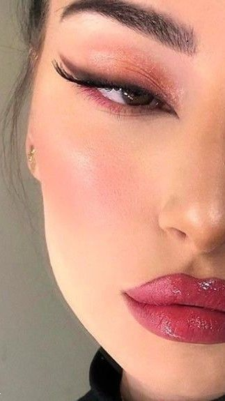 آرایش چشم ۲۰۲۵ برای عروسی | ترندهای شیک و متفاوت آرایش چشم ۲۰۲۵ برای عروسی که زیبایی نگاهتو چندبرابر می‌کنه! (از گلیتری لاکچری تا لایت مینیمال)