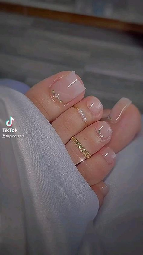 دیزاین ناخن پا عروس | از فرنچ مینیمال تا شاین و نگین‌دار ؛ خاص ترین مدل های دیزاین ناخن پا برای عروس ترند ۲۰۲۵ برای عقد و عروسی! (شیک، ظریف و خاص)