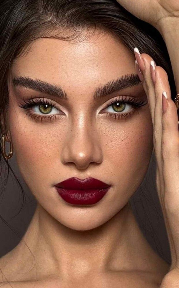 آرایش صورت برای لباس زرشکی | 25 آرایش صورت با لباس زرشکی برای عروسی و مهمانی ها