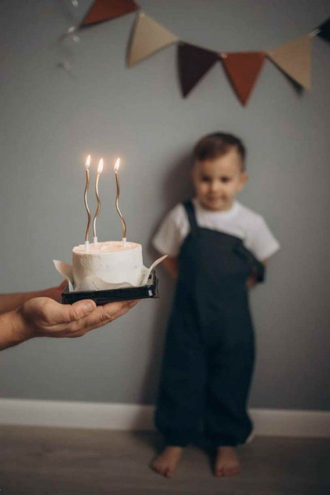 ژست عکس با کیک تولد پسرانه | 25 ژست عکس گرفتن با کیک تولد پسرانه برای همه سنین