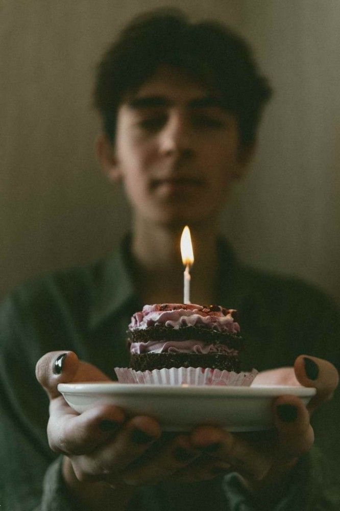 ژست عکس با کیک تولد پسرانه | 25 ژست عکس گرفتن با کیک تولد پسرانه برای همه سنین