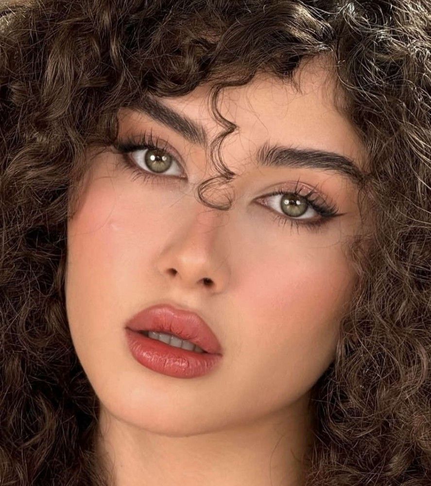 آرایش صورت با موی فر | 20 مدل آرایش صورت با موی فرفری خوشگل برای عروسی و مراسم های خاص