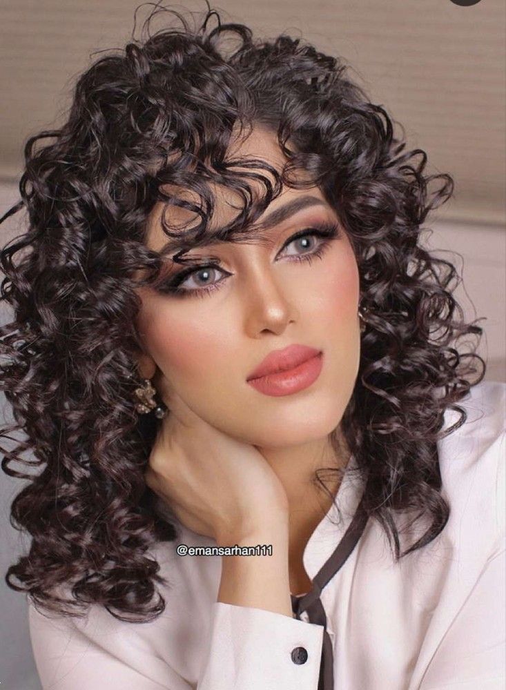 آرایش صورت با موی فر | 20 مدل آرایش صورت با موی فرفری خوشگل برای عروسی و مراسم های خاص