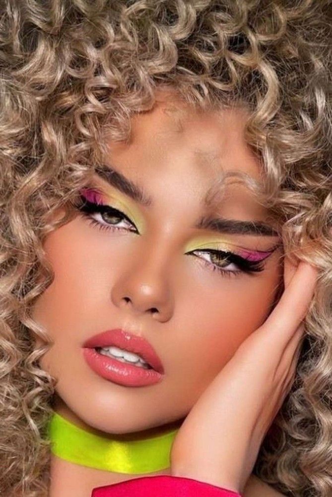 آرایش صورت با موی فر | 20 مدل آرایش صورت با موی فرفری خوشگل برای عروسی و مراسم های خاص