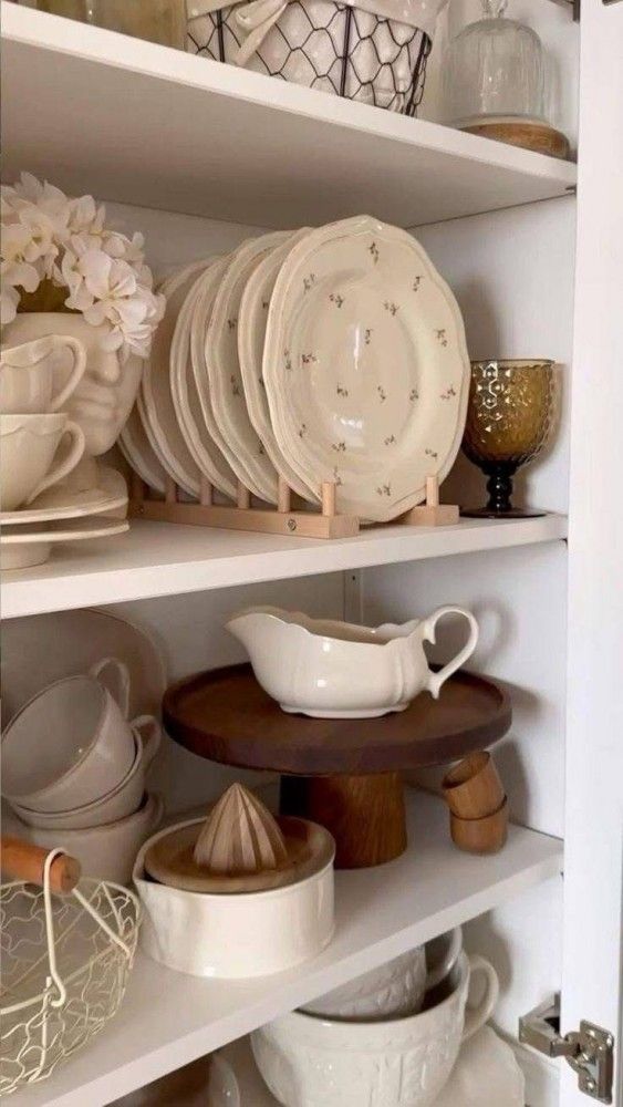 چیدمان چینی عروس در کابینت | بهترین ایده های کاربردی و شیک چیدمان چینی عروس در کابینت 
