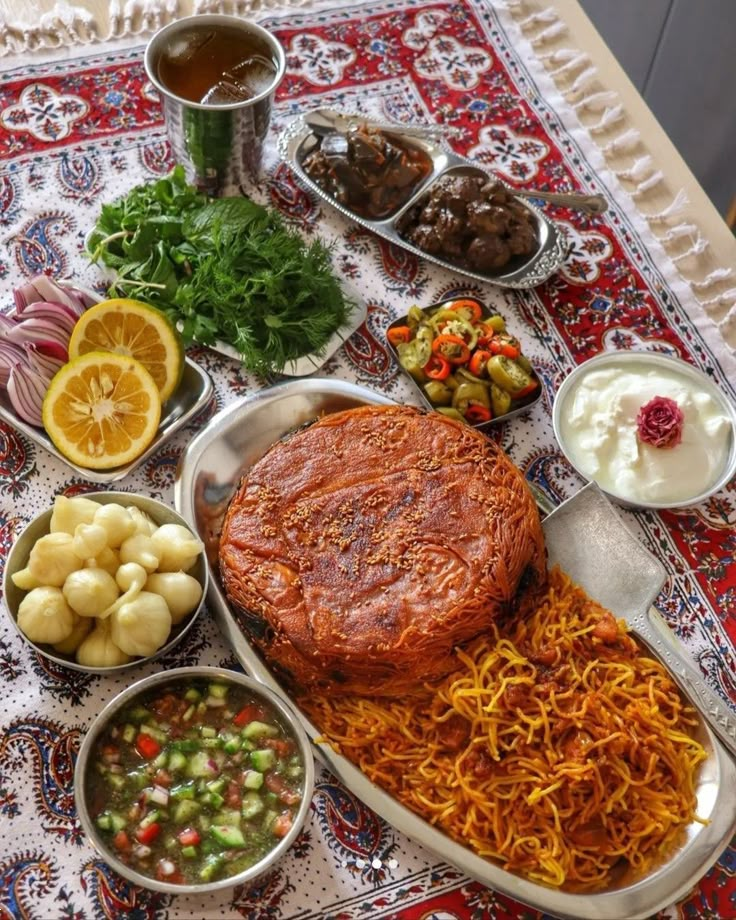 تزیین سفره شام ۲۰۲۵ | ۳۰ مدل ساده و لاکچری تزیین سفره شام مخصوص تازه عروس ها و خانم هایی که می‌خواهند در مهمانی ها بدرخشند!