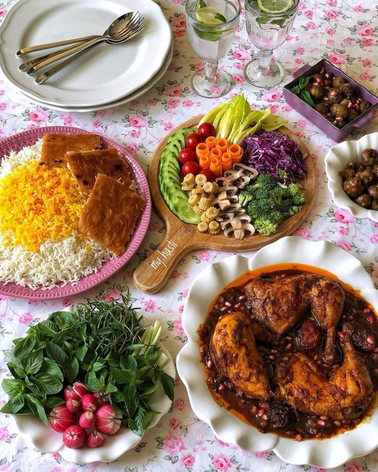 تزیین سفره شام ۲۰۲۵ | ۳۰ مدل ساده و لاکچری تزیین سفره شام مخصوص تازه عروس ها و خانم هایی که می‌خواهند در مهمانی ها بدرخشند!
