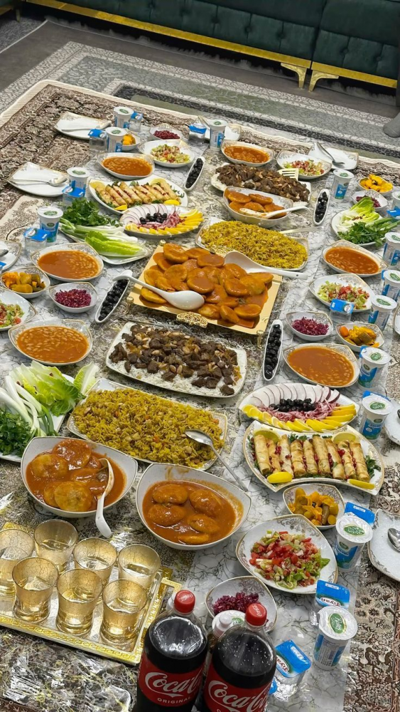 تزیین سفره شام ۲۰۲۵ | ۳۰ مدل ساده و لاکچری تزیین سفره شام مخصوص تازه عروس ها و خانم هایی که می‌خواهند در مهمانی ها بدرخشند!